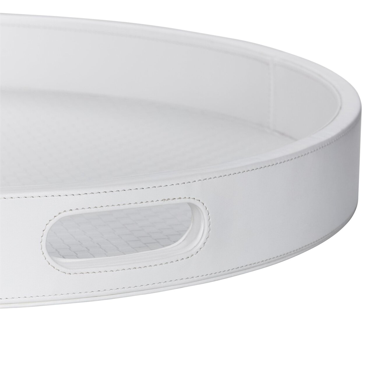 Nahaufnahme eines großen, weißen, runden Tabletts mit seitlichem Griff und feiner Naht.