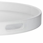 Nahaufnahme eines großen, weißen, runden Tabletts mit seitlichem Griff und feiner Naht.