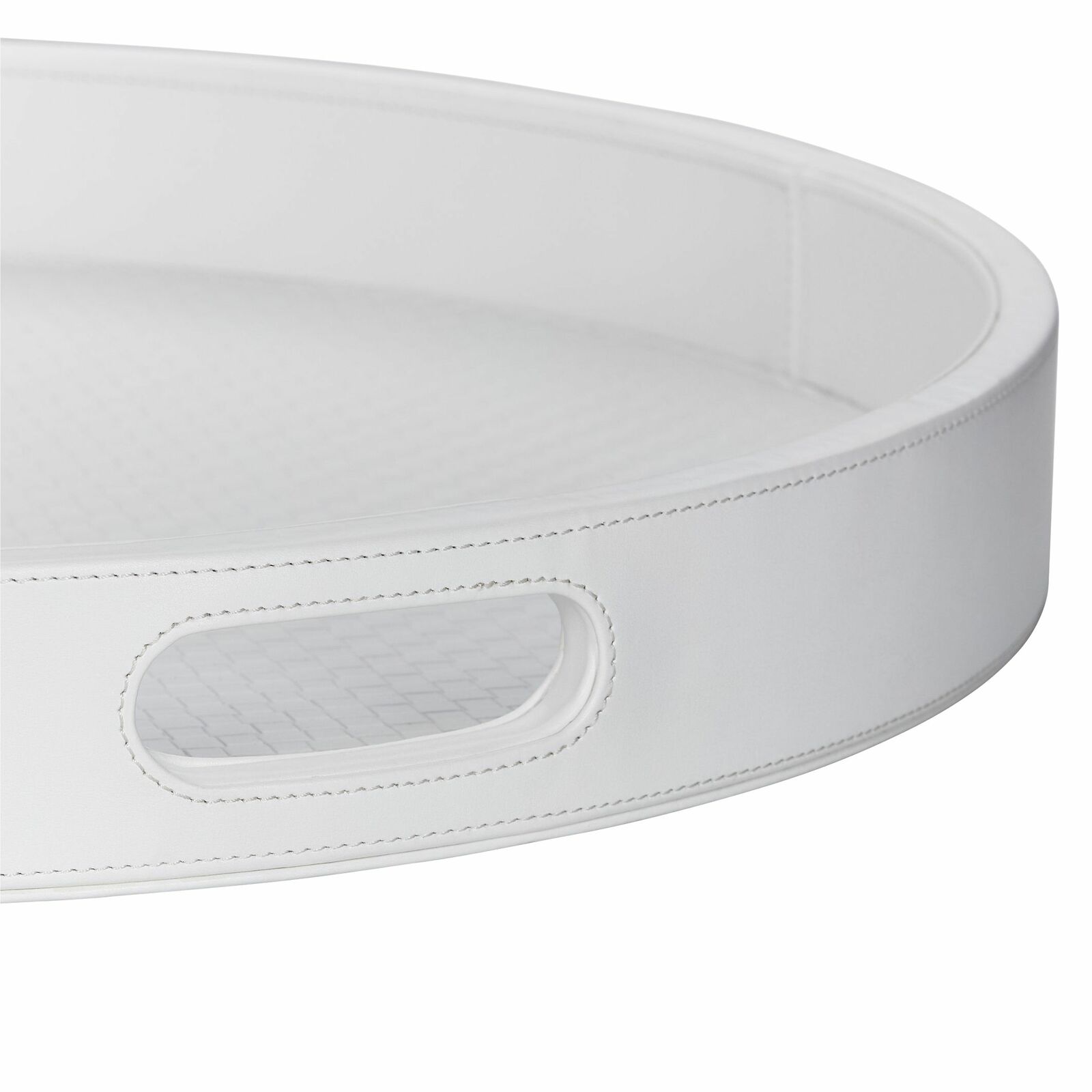 Nahaufnahme eines großen, weißen, runden Tabletts mit seitlichem Griff und feiner Naht.