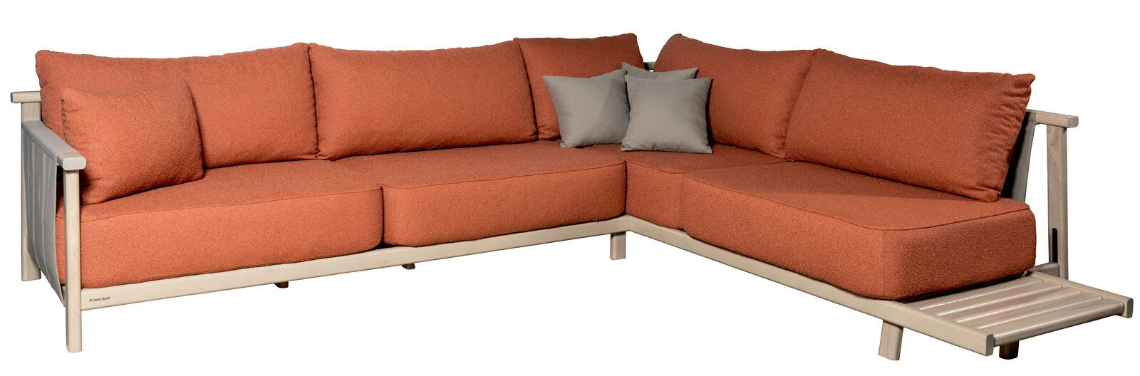 Loungeeckgarnitur in Rostrot mit beigen Holzrahmen, Ansicht von schräg vorne.