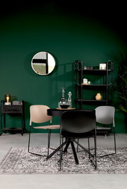 Drei moderne Stühle in verschiedenen Farben um einen runden Tisch, mit Blick auf die Vorderseite der Stühle.