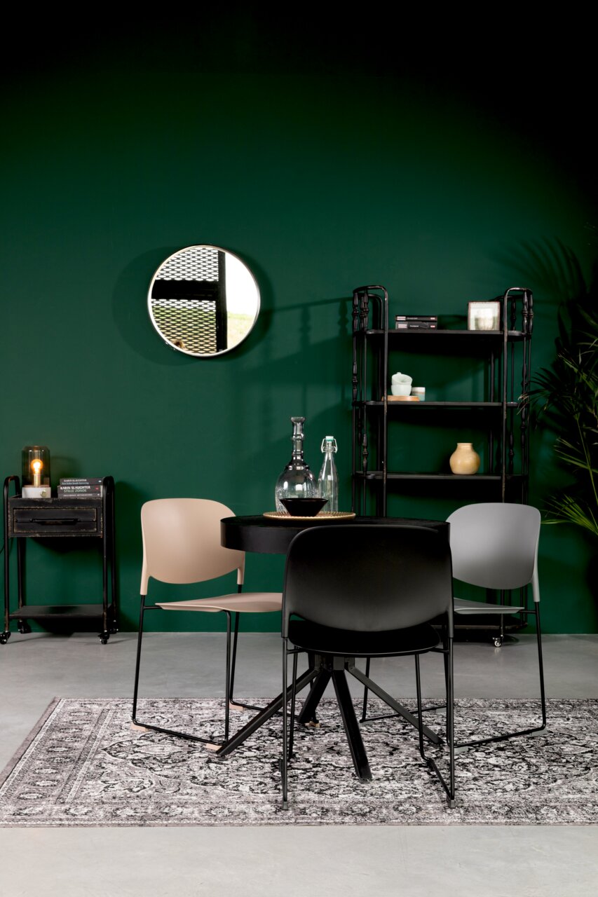 Drei moderne Stühle in verschiedenen Farben um einen runden Tisch, mit Blick auf die Vorderseite der Stühle.