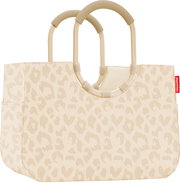 Beige Shopper-Tasche mit dezentem Leo-Muster und zwei stabilen, gebogenen Tragegriffen, frontal in leichter Schrägansicht vor weißem Hintergrund