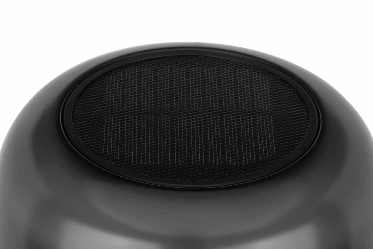 Nahaufnahme der Oberseite einer Solarleuchte mit schwarzem Solarpanel.