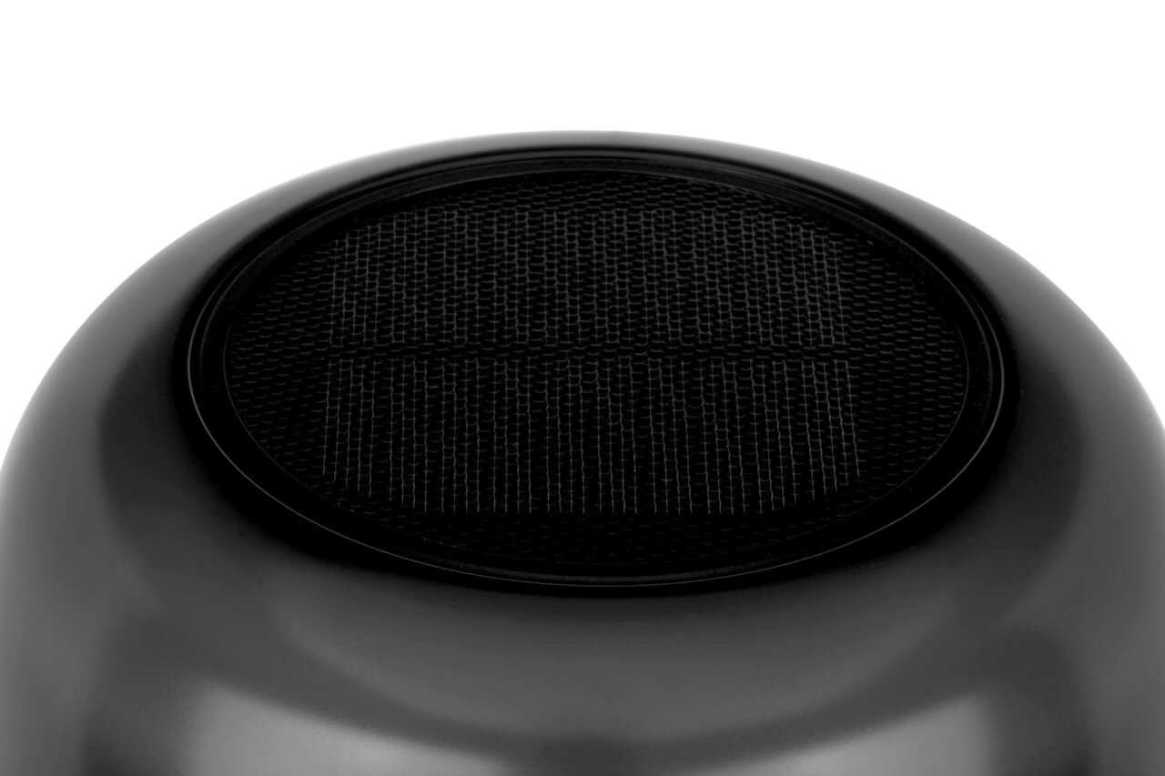 Nahaufnahme der Oberseite einer Solarleuchte mit schwarzem Solarpanel.