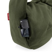 Olivegrüne Reisenthel-Tasche aus Cord mit seitlichem Reißverschlussfach, darin Sonnenbrille und Etui; Detailaufnahme aus seitlicher Perspektive