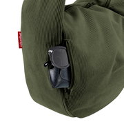 Olivegrüne Reisenthel-Tasche aus Cord mit seitlichem Reißverschlussfach, darin Sonnenbrille und Etui; Detailaufnahme aus seitlicher Perspektive