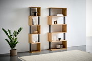 Zwei moderne Regale aus Holz und Metall in einem hellen Raum, frontal betrachtet. Dekorative Objekte und Bücher sind auf den Regalböden platziert.