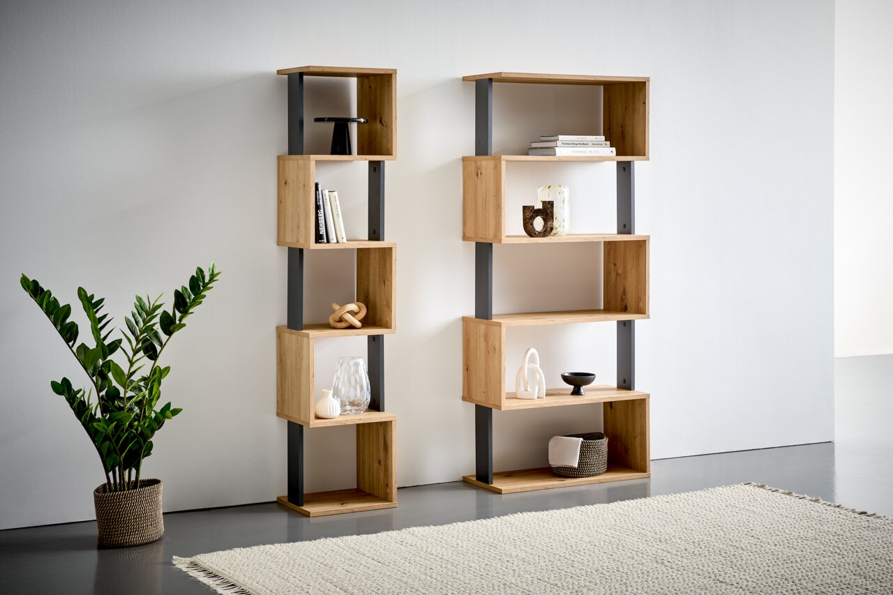 XORA Smalle plank ARTLINE Zwei moderne Regale aus Holz und Metall in einem hellen Raum, frontal betrachtet. Dekorative Objekte und Bücher sind auf den Regalböden platziert.