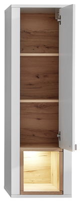 Hängevitrine mit weißer Tür, teilweise geöffnet, zeigt Innenraum mit Holzoptik und beleuchtetem Fach, Frontalansicht
