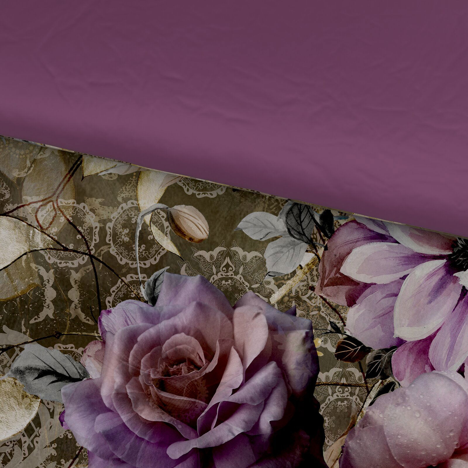 Wendebettwäsche mit floralen Mustern in Lila- und Beigetönen, Ansicht von oben