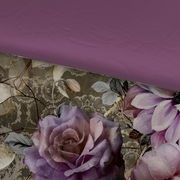 Wendebettwäsche mit floralen Mustern in Lila- und Beigetönen, Ansicht von oben