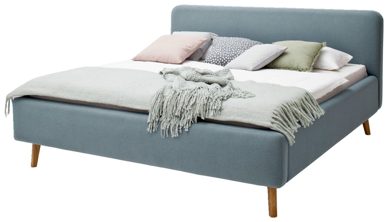 Polsterbett in hellblauem Stoff mit Holzfüßen, dekoriert mit Kissen und einer Decke, seitliche Perspektive