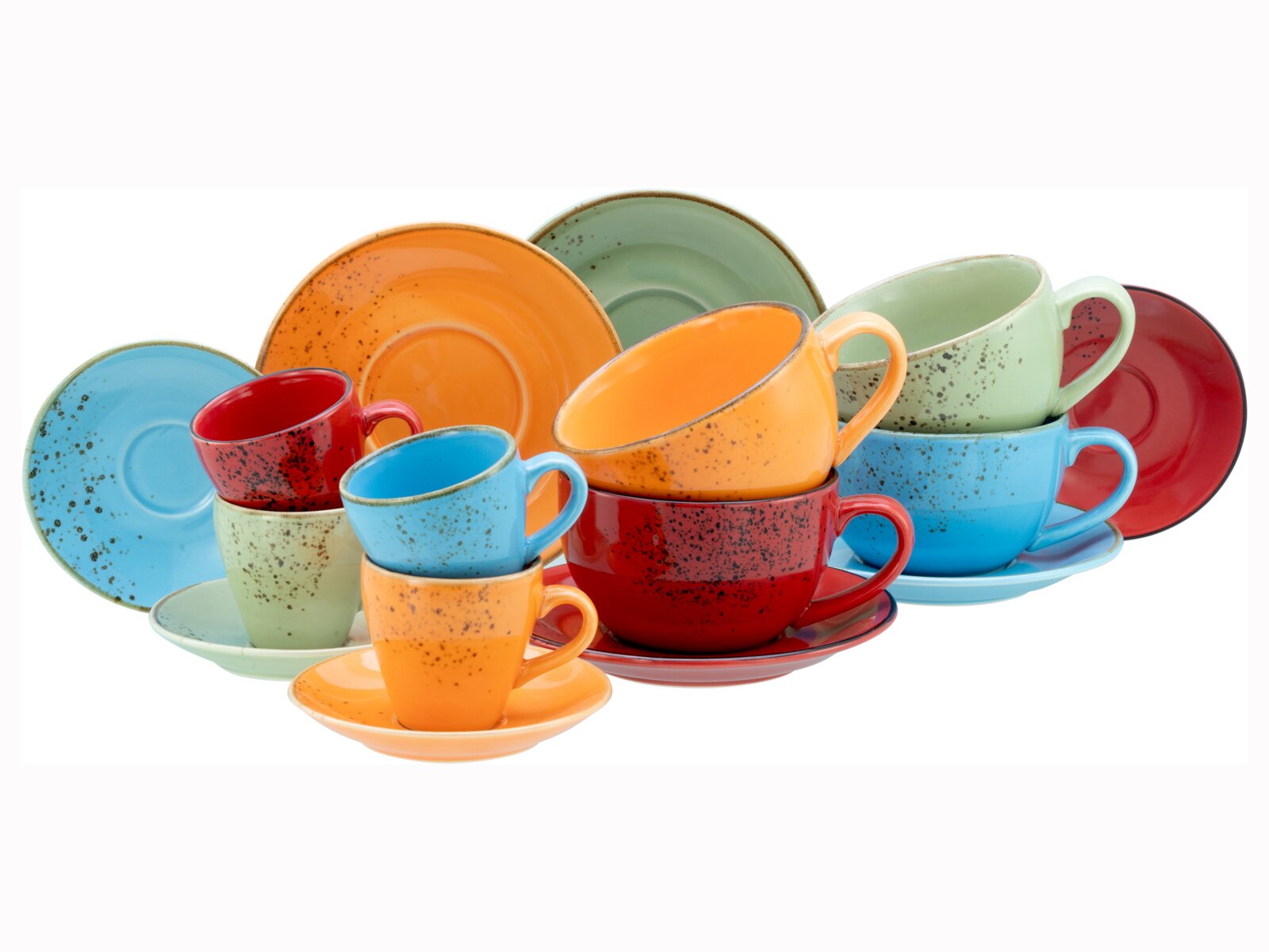 Buntes, gesprenkeltes Keramik-Kaffeetassen- und Untertassen-Set in Rot, Blau, Orange und Grün, arrangiert als Stapel auf weißem Hintergrund, fotografiert in frontaler Ansicht mit leichter Aufsicht.