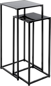 Zweiteiliger, ineinander schiebbarer Beistelltisch/Nestingtisch aus schwarzem Metall mit quadratischen Ablagen, freigestellt auf Weiß, Ansicht schräg von vorne