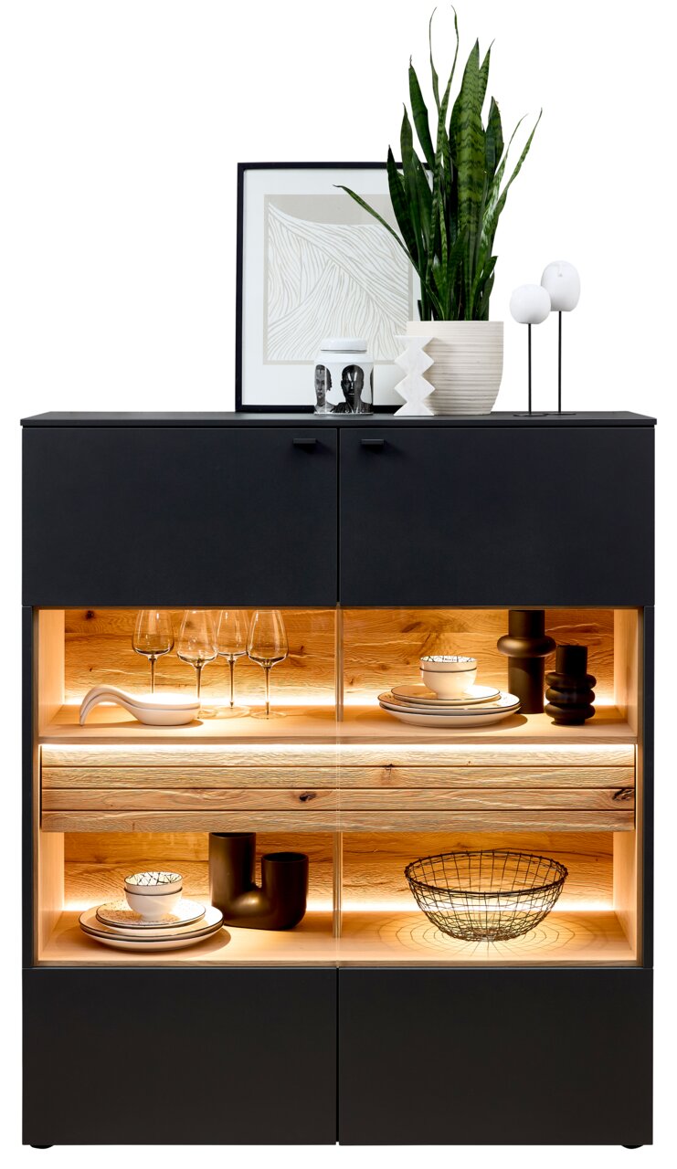 Modernes Highboard mit schwarzer Front und Holzdetails, beleuchtete Glasfächer mit Geschirr und Dekorationen, Frontalansicht.