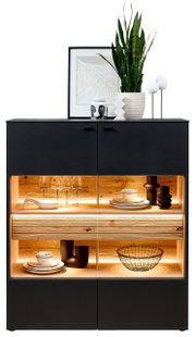 Modernes Highboard mit schwarzer Front und Holzdetails, beleuchtete Glasfächer mit Geschirr und Dekorationen, Frontalansicht.