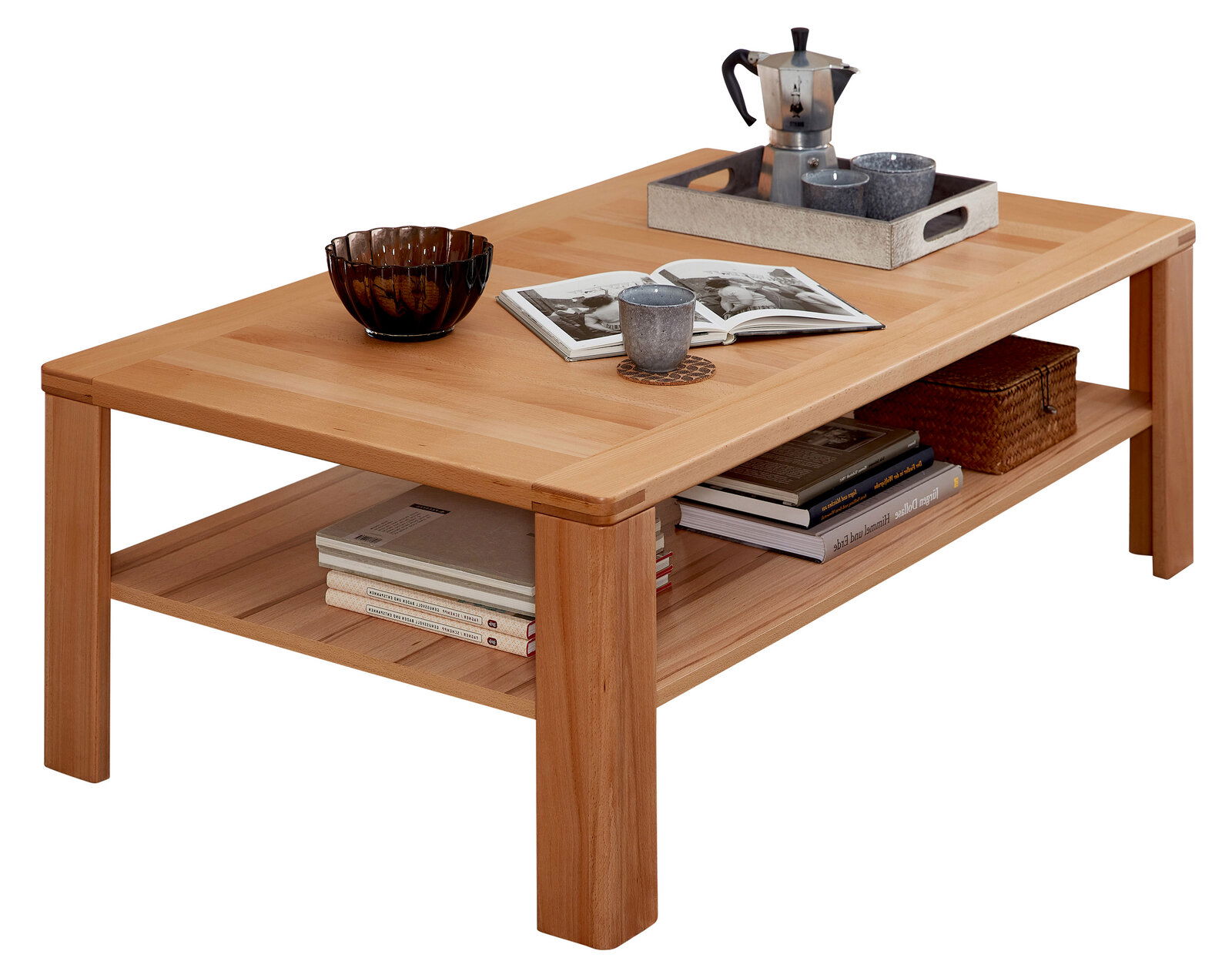 Holz-Couchtisch mit Ablage, dekoriert mit Büchern, einer Kaffeetasse und einer Kanne, aus seitlicher Perspektive