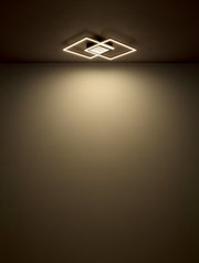 Moderne Deckenleuchte mit geometrischem Design, von unten betrachtet.