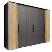 Moderner Kleiderschrank mit dunklen Türen und Holzseiten, seitliche Perspektive