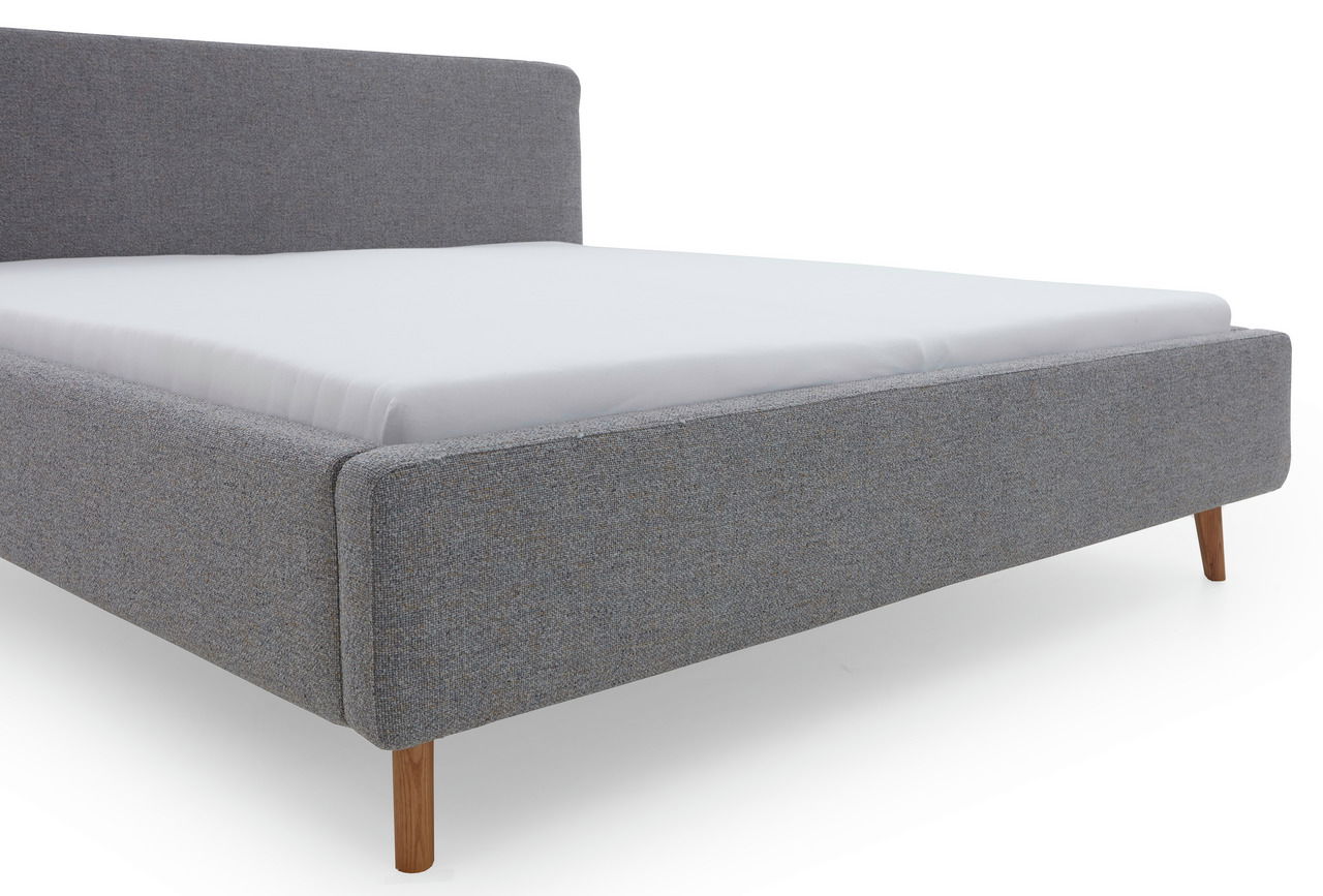 Graues Polsterbettgestell MATTIS mit Holzfüßen, seitliche Perspektive