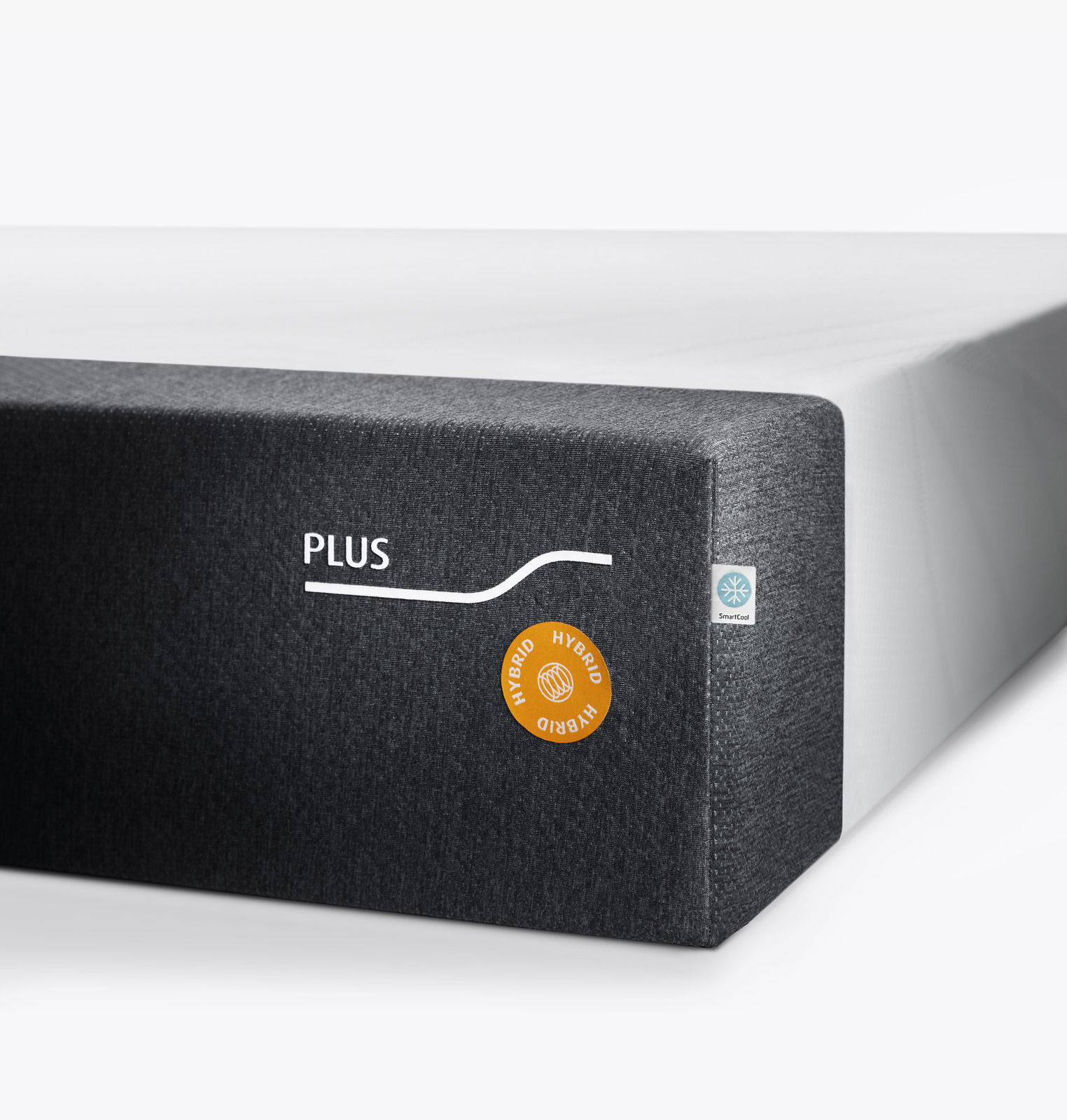 Tempur Viscomatratze 90x210 hybrid FORM PLUS HYBRID Ecke einer Viscomatratze mit grauem Stoffbezug, Aufschrift 'PLUS' und 'HYBRID' Siegel, seitliche Perspektive