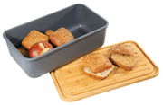Grauer Brotkasten LOFT 40x23cm mit geöffnetem Deckel, gefüllt mit verschiedenen Brötchen, aus der Vogelperspektive