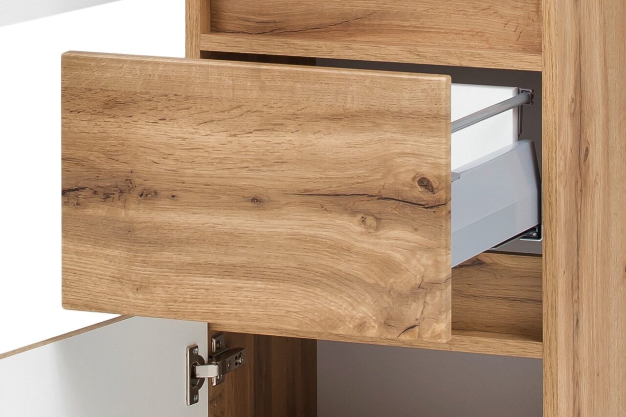 Nahaufnahme eines geöffneten Holzschubfachs in einem Hochschrank, Perspektive von vorne.