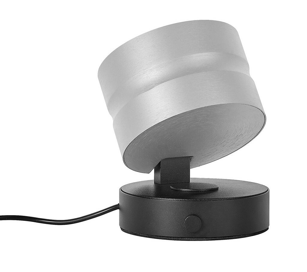 Seitliche Ansicht der LED-Tischleuchte MIKA mit silbernem Lampenschirm und schwarzem Sockel.