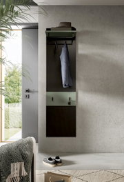 Wandgarderobe im modernen Flur mit Ablage, Kleiderstange und Haken, Jacke und Hut dekorativ platziert; frontale Perspektive.