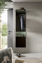 Wandgarderobe im modernen Flur mit Ablage, Kleiderstange und Haken, Jacke und Hut dekorativ platziert; frontale Perspektive.