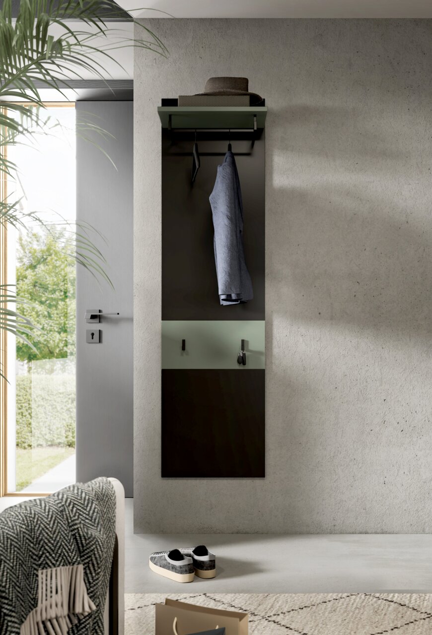 Wandgarderobe im modernen Flur mit Ablage, Kleiderstange und Haken, Jacke und Hut dekorativ platziert; frontale Perspektive.
