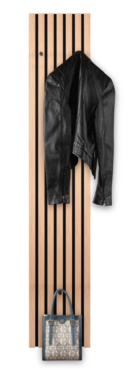 Schmale Wandgarderobe aus Holz mit vertikalen schwarzen Streifen, darauf hängt eine schwarze Lederjacke und eine gemusterte Handtasche. Frontalansicht.