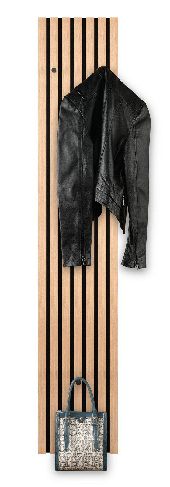 Schmale Wandgarderobe aus Holz mit vertikalen schwarzen Streifen, darauf hängt eine schwarze Lederjacke und eine gemusterte Handtasche. Frontalansicht.