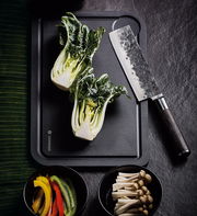 Nakiri-Messer KYOTO 18 cm Weng auf einem Schneidebrett mit geschnittenem Gemüse, von oben betrachtet.