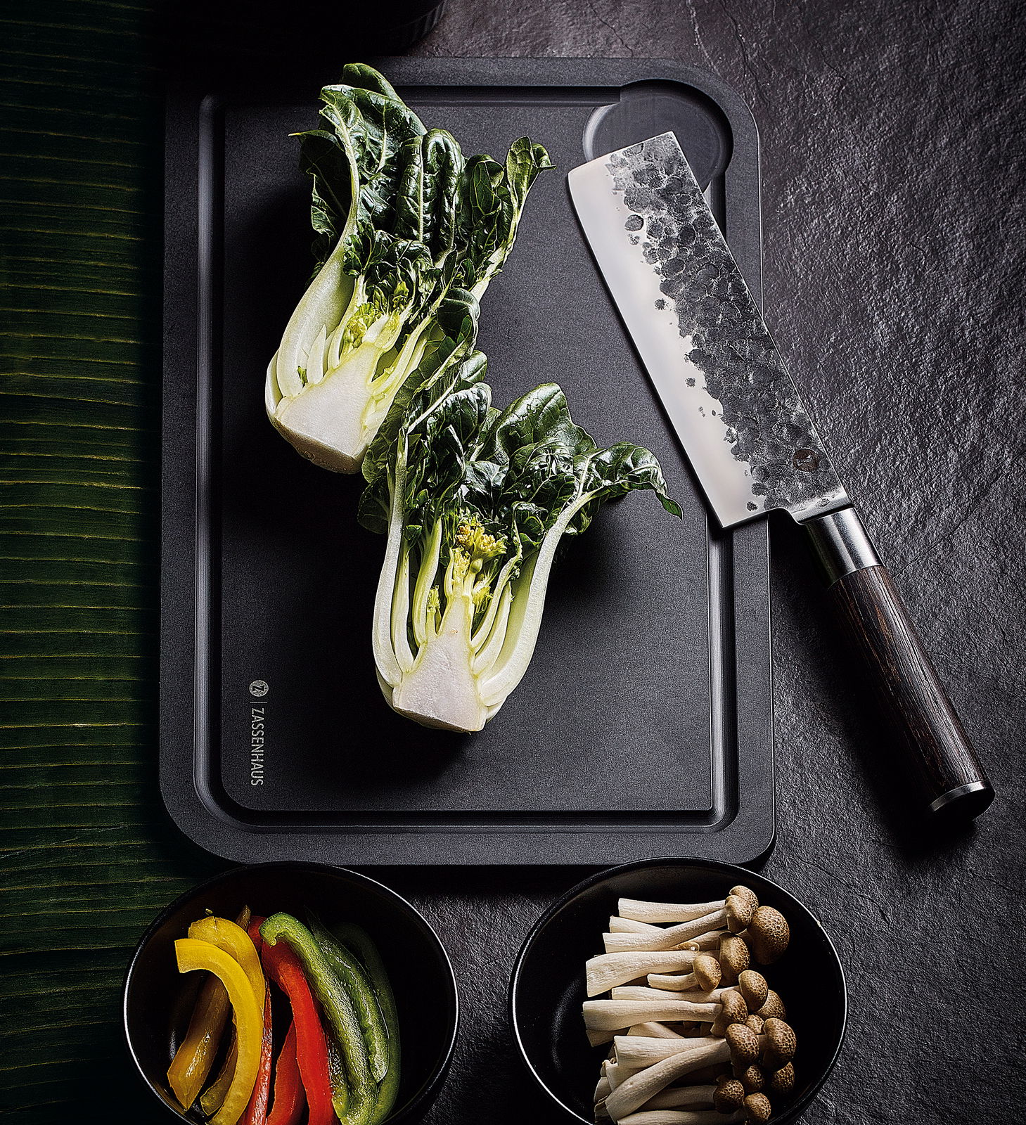 Nakiri-Messer KYOTO 18 cm Weng auf einem Schneidebrett mit geschnittenem Gemüse, von oben betrachtet.