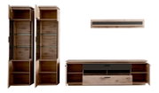 Woonkamermeubelset in eikenlook met twee hoge vitrinekasten met glazen legplanken, een lowboard met lade en open vakken en een wandplank; vooraanzicht, deuren en lades geopend
