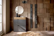 Garderoben-Set in Graphit mit modernem Design, bestehend aus einem Schrank mit Holzdetails und zwei Wandpaneelen mit Haken, in einer stilvollen Raumansicht.