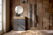 Garderoben-Set in Graphit mit modernem Design, bestehend aus einem Schrank mit Holzdetails und zwei Wandpaneelen mit Haken, in einer stilvollen Raumansicht.