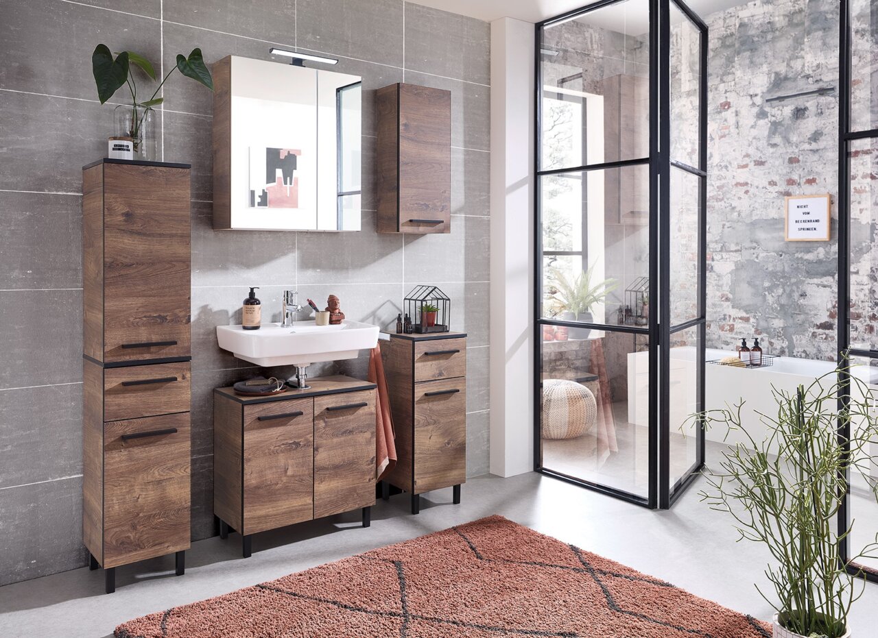 Moderner Wandschrank aus Holz in einem stilvoll eingerichteten Badezimmer, frontal betrachtet.