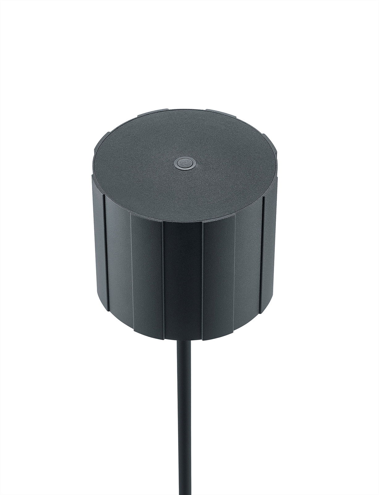 Schwarze, zylindrische Akku-Tischleuchte aus der Vogelperspektive