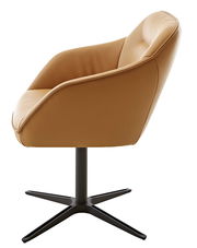 Seitliche Ansicht eines modernen Armlehnstuhls mit braunem Lederbezug und schwarzem Metallfuß.