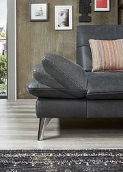 Graues 2-sitziges Sofa mit verstellbarer Armlehne, silbernen Beinen und einem gestreiften Kissen, seitliche Perspektive.