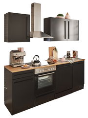 Moderne Küchenzeile in schwarzem Design mit Holzarbeitsplatte, ausgestattet mit Herd, Dunstabzugshaube und Hängeschränken, seitliche Perspektive.