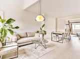 Moderne Hängeleuchte AVILA in einem stilvollen Wohnzimmer, Perspektive von der Seite