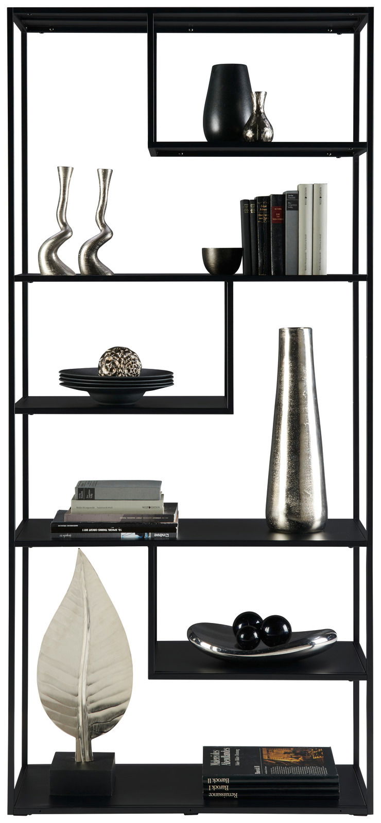 Modernes, hohes Regal mit schwarzem Metallrahmen, dekoriert mit Büchern, Vasen und Skulpturen. Frontalansicht.