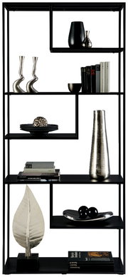 Modernes, hohes Regal mit schwarzem Metallrahmen, dekoriert mit Büchern, Vasen und Skulpturen. Frontalansicht.