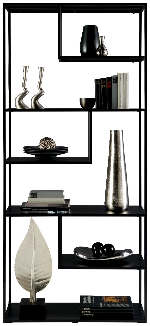 Modernes, hohes Regal mit schwarzem Metallrahmen, dekoriert mit Büchern, Vasen und Skulpturen. Frontalansicht.