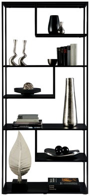 Modernes, hohes Regal mit schwarzem Metallrahmen, dekoriert mit Büchern, Vasen und Skulpturen. Frontalansicht.