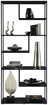 Modernes, hohes Regal mit schwarzem Metallrahmen, dekoriert mit Büchern, Vasen und Skulpturen. Frontalansicht.